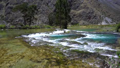 el agua fluye en huancaya peru