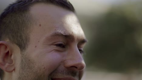 un joven guapo riendo.