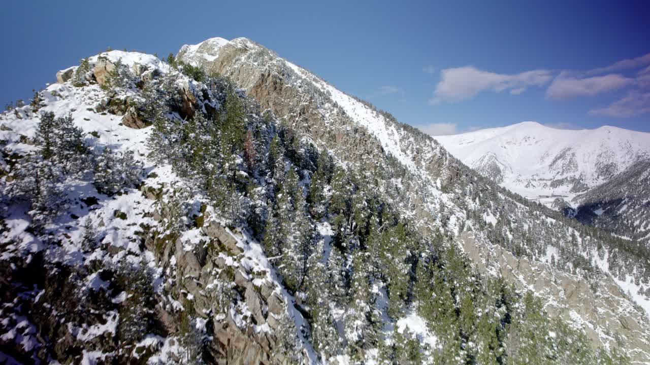 스페인 피레네 산맥 의 아름다운 눈 인 산맥 의 공중 사진
