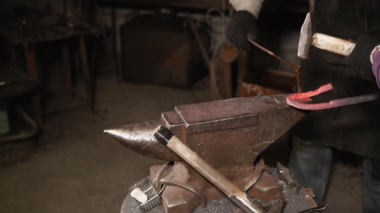 herrero trabajando en una herradura