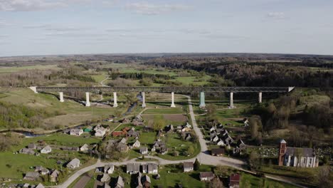 Große-Eisenbahnbrücke-über-Das-Tal-In-Der-Nähe-Eines-Kleinen-Dorfes