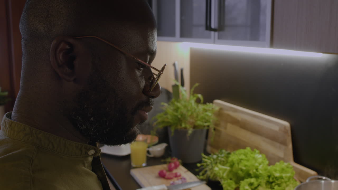 persona cocinando en la cocina