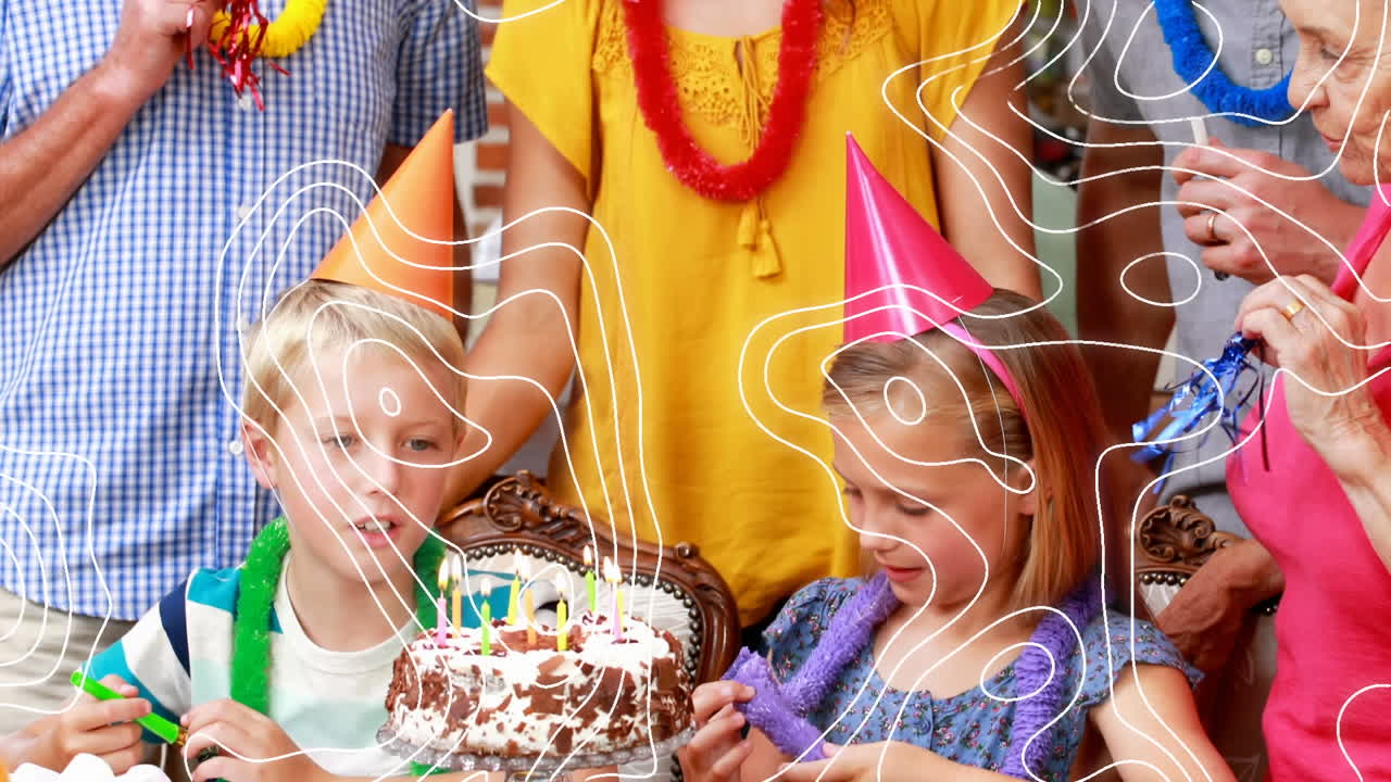 생일 파티를 즐기는 행복한 여러 세대 가족 위에 움직이는 흰색 등고선 애니메이션