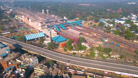 Vista-Aérea-De-La-Estación-De-Tren-De-Varanashi,-Estación-De-Tren-Con-Vista-De-Drones