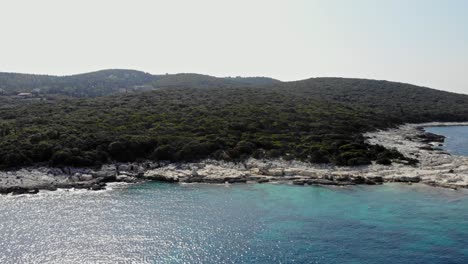 üppige-Vegetation-An-Der-Küste-Am-Strand-Von-Paralia-Emplisi-In-Griechenland---Antenne-Seitlich