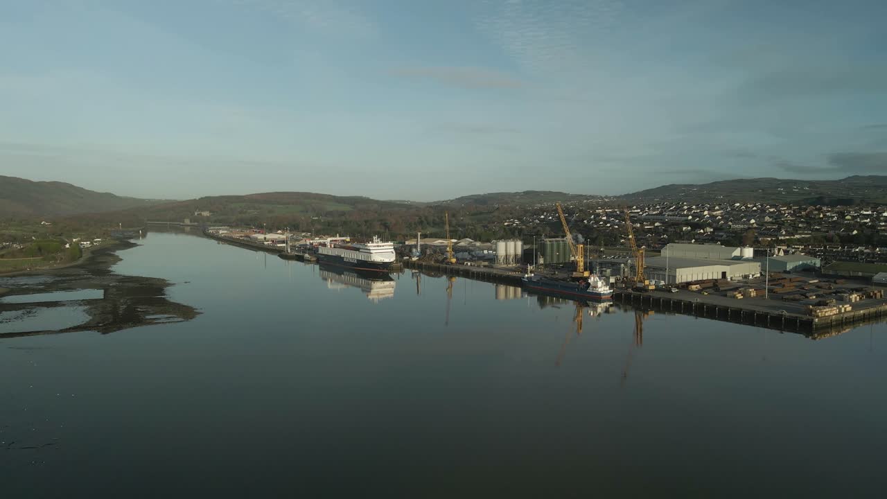 아일랜드 루스 카운티의 칼링포드 로우 항구에 정박한 여객 페리