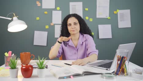 estudiante mirando a la cámara con un gesto negativo y negativo.