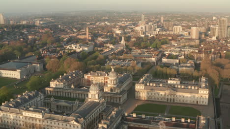 Toma-Aérea-Sobre-La-Universidad-De-Greenwich-Hacia-El-Mercado-De-Greenwich-Y-St