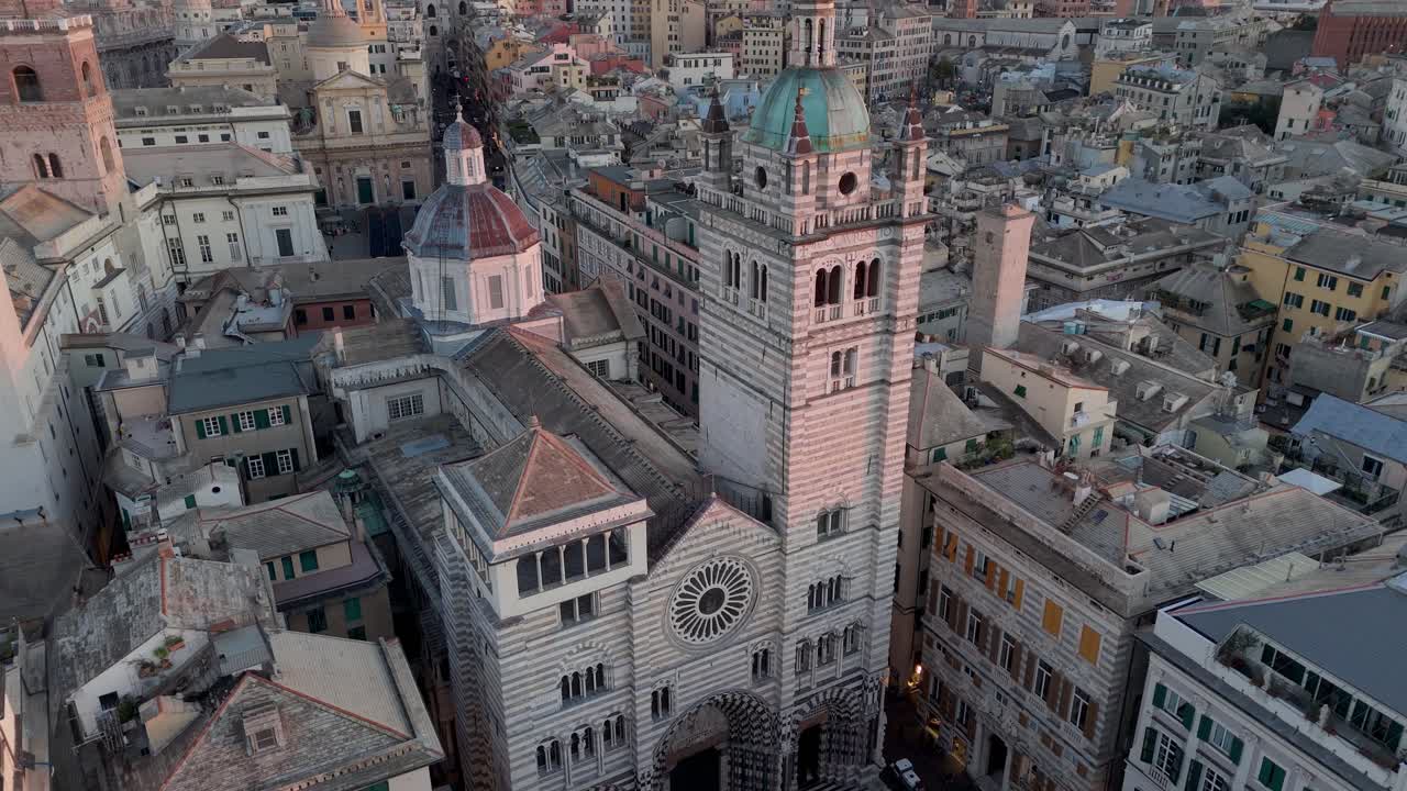 황금 시간 동안 제노바의 역사적인 건축물의 공중 촬영, 부드러운 빛이 세부 사항을 향상시니다.