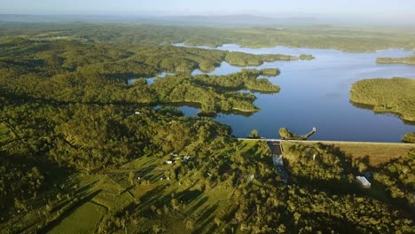 Vista-Aérea-De-Un-Lago-Con-Una-Presa