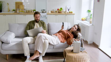 mann und frau sitzen im wohnzimmer