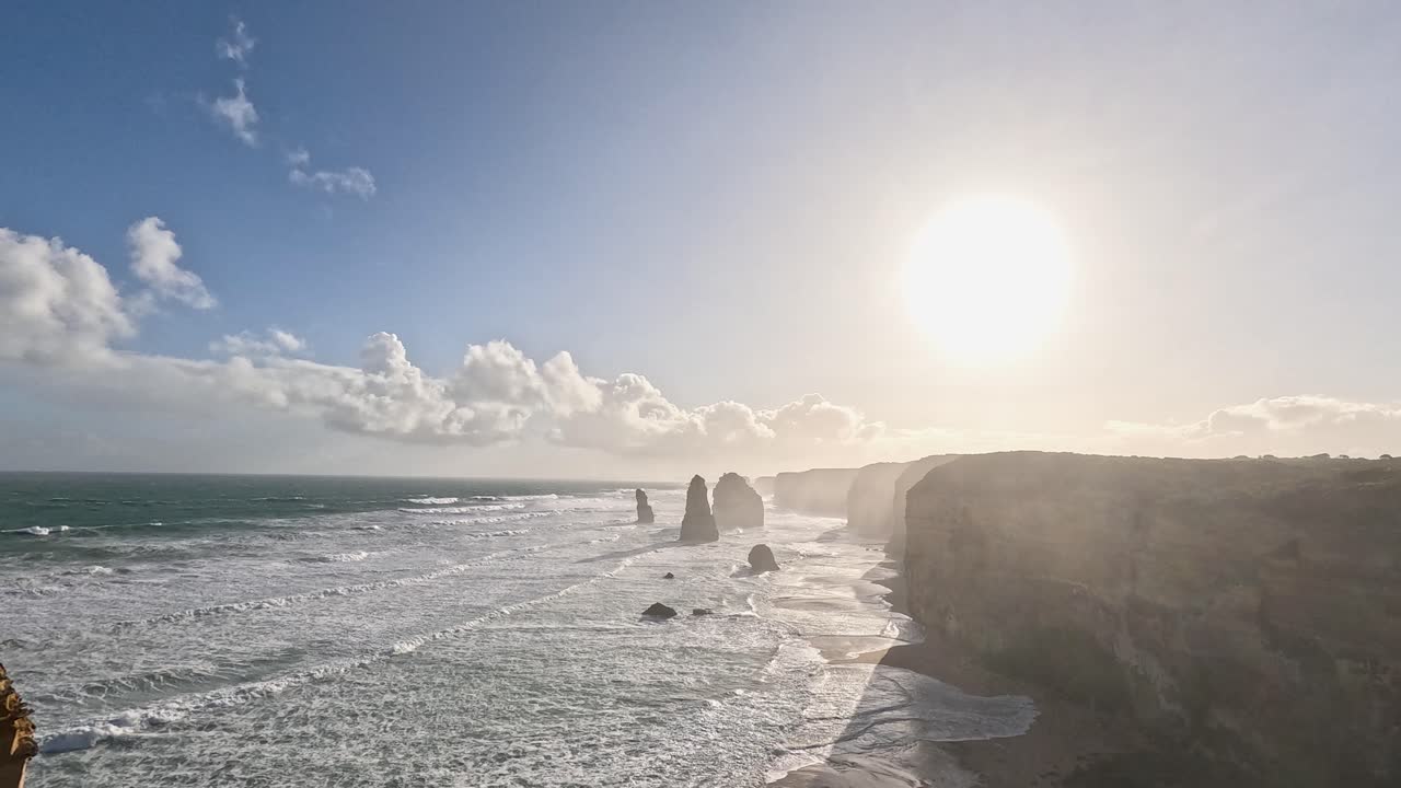 해가 지는 바다 와 석회암 지형 의 모습
