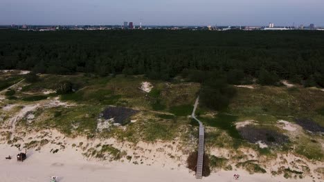 de izquierda a derecha increíble toma aérea de drones en la playa