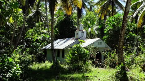 Eine-Kleine-Niedliche-Alte-Weiße-Kirchenkapelle-Mit-Kreuz-Umgeben-Von-Wald-Und-Bäumen-Auf-Einer-Kleinen-Abgelegenen-Insel-In-Der-Wildnis,-Nahlap-Island-In-Pohnpei,-Föderierte-Staaten-Von-Mikronesien