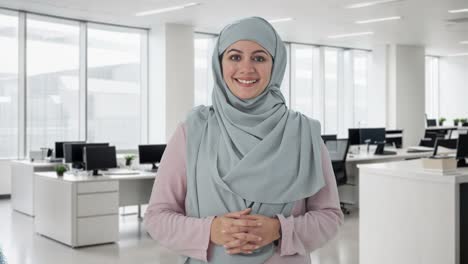 muslim businesswoman smiling to the camera