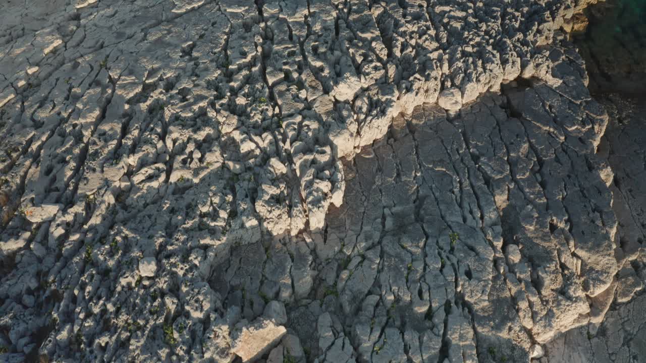 toma de remolque de una hermosa costa blanca cerca del océano
