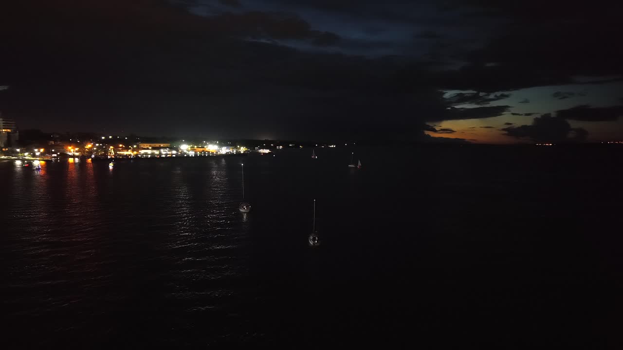 Vista aerea fissa di una parata nautica sul fiume Paraná a Posadas