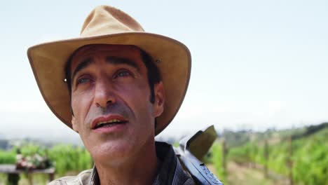 hombre sonriente trabajando en el campo