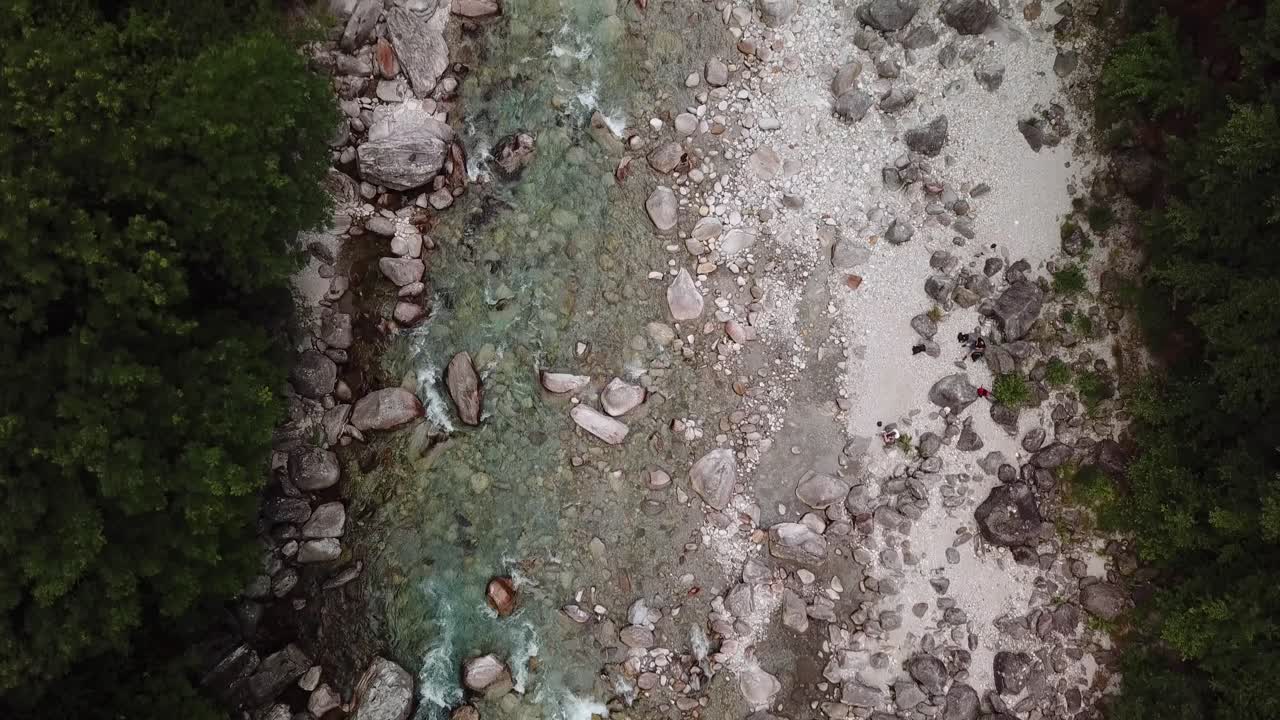 Vista aerea dall'alto di un ruscello montano roccioso in Svizzera - Ripresa con drone a volo d'uccello