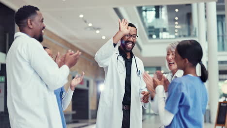 Ärzte,-Krankenschwestern-Und-High-Five