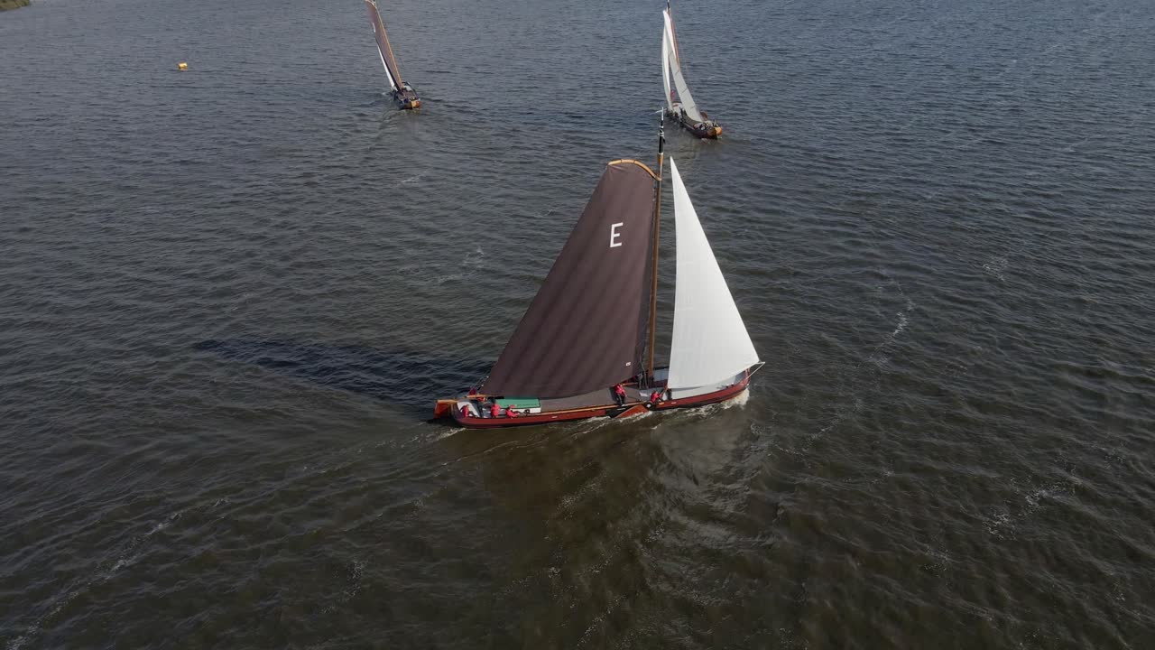 Luftfoto af skutsje-sejladskonkurrence på Sneekermeer-søen i Sneek, Friesland, Holland