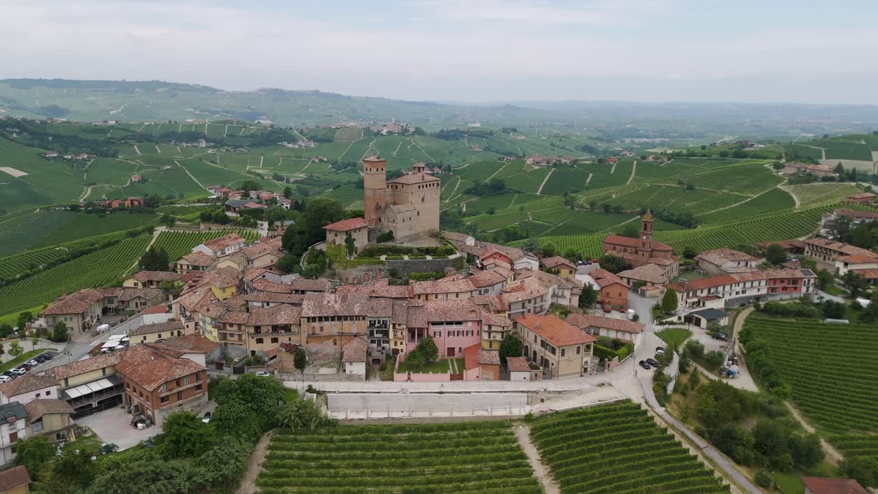 serralunga d'alba, región de langhe, cuneo, piamonte, italia. vista aérea de 4k de la ciudad y los viñedos. langhe-roero y monferrato. dando vueltas alrededor de la ciudad, subiendo hacia atrás.