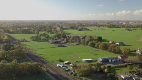 Luftdrohnenaufnahme-Vom-Fliegen-In-Der-Nähe-Der-Eisenbahnen-Auf-Dem-Land-Der-Niederlande