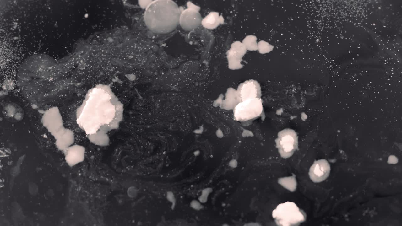 추상적인 색 파우더 어리가 은 액체로 분해됩니다.