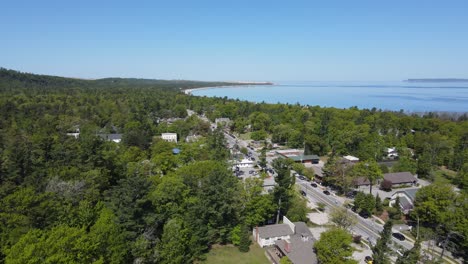 Innenstadt-Von-Glen-Arbor-In-Der-Nähe-Des-Lake-Michigan,-Drohnenansicht-Aus-Der-Luft