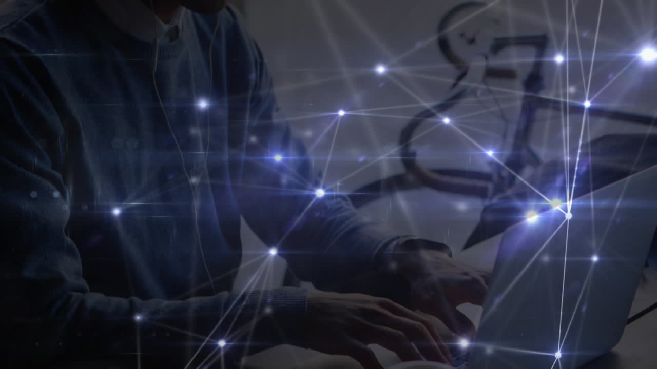 la red de conexiones que brilla contra el hombre que usa la computadora portátil
