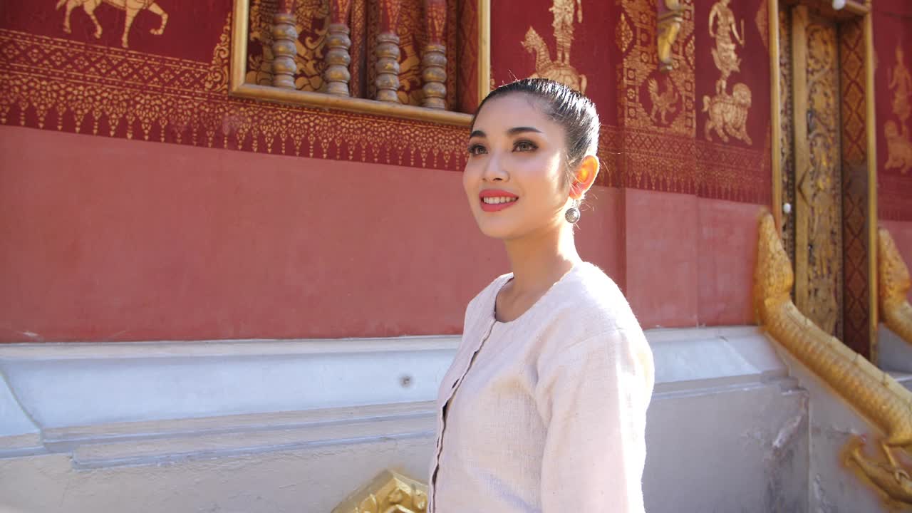 Mulher Asiática Andando Perto de Templo