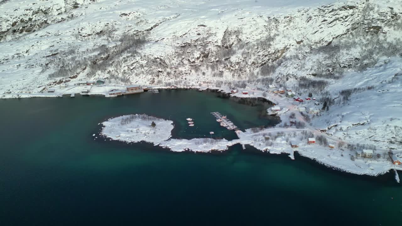 노르웨이 의 피오르드 와 에르스피오르드베겐 마을 의 공중 사진, 눈 인 산 들 과 주차 된 배 들