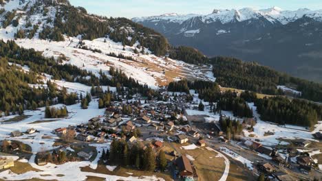 amden weesen suiza pequeño pueblo turístico al atardecer inclinarse hacia abajo