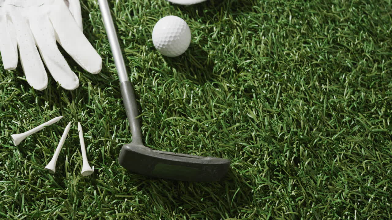 골프 클럽, 공, 장갑과 잔디에 꼭대기 모자, 복사 공간, 느린 움직임의 클로즈업