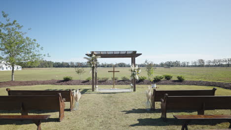 ubicación escénica de la ceremonia de la boda configurada al aire libre