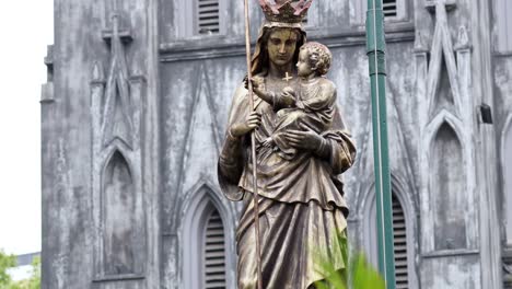 statue of mary and jesus at cathedral