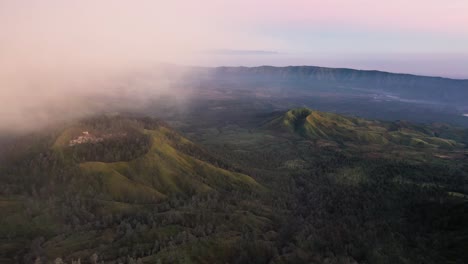 Espectacular-Vista-Aérea-De-Una-Hermosa-Cordillera-Rodeada-De-Nubes-Durante-El-Amanecer