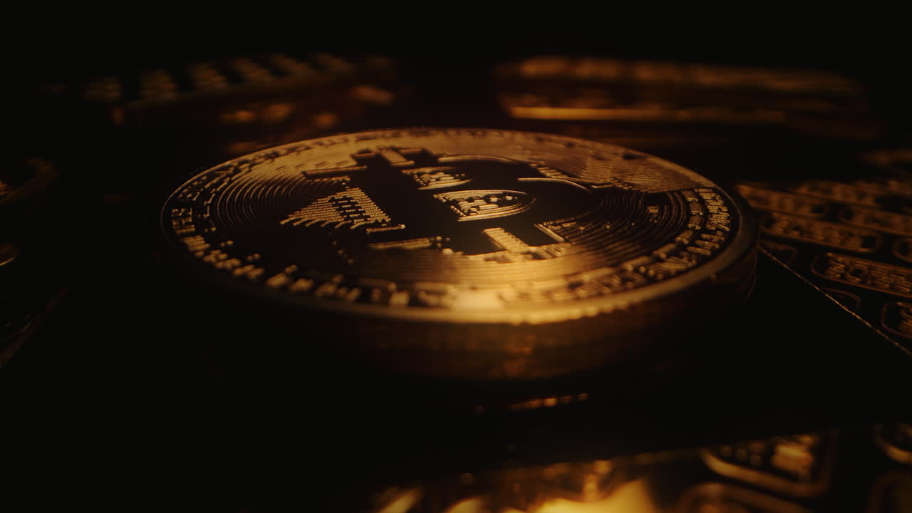 primer plano de un bitcoin en una plataforma giratoria puesta contra un fondo oscuro