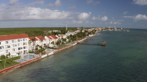 vista aérea de hoteles en la costa del mar