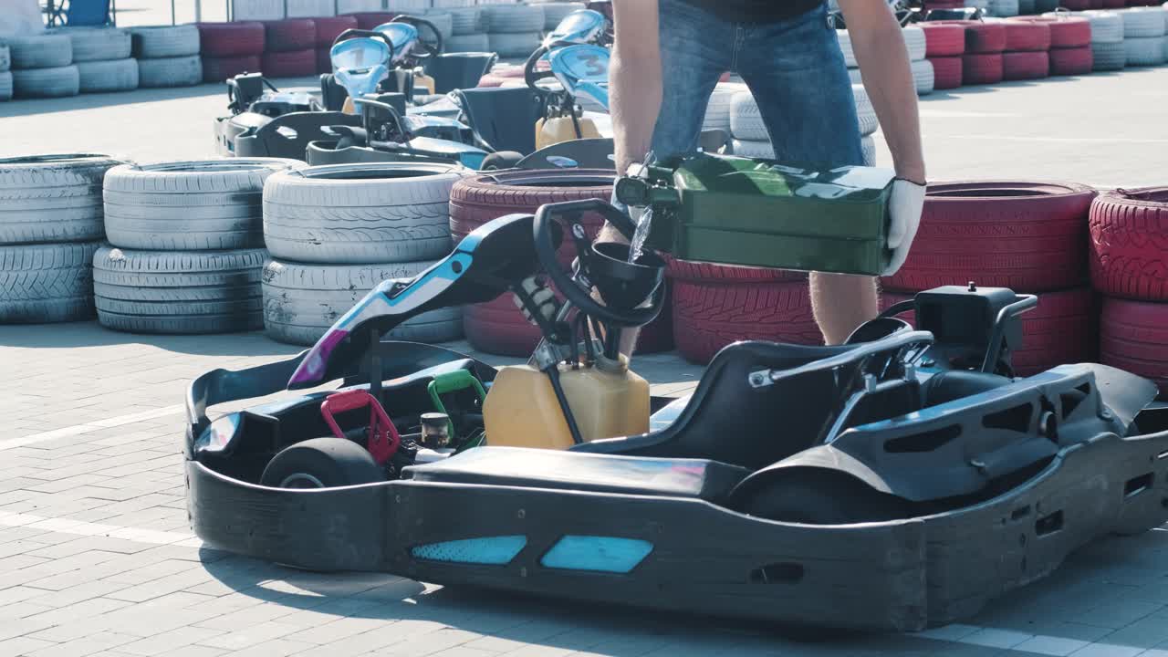 механик гоночной гоночной службы наливает топливо в резервуар