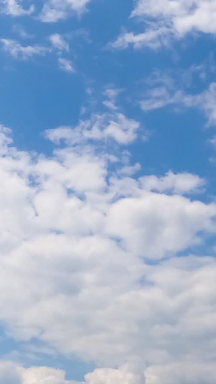 Trasformazione di un paesaggio di nuvole bianche nell'atmosfera. Nuvole di cotone grandi e piccole che si muovono da un punto di vista dal basso. Timelapse