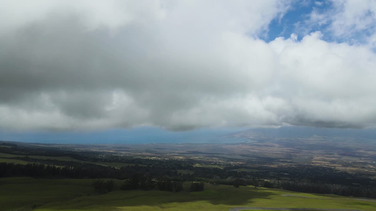 пейзаж острова мауи у основания вулкана халеакала - аэрофотосъемка