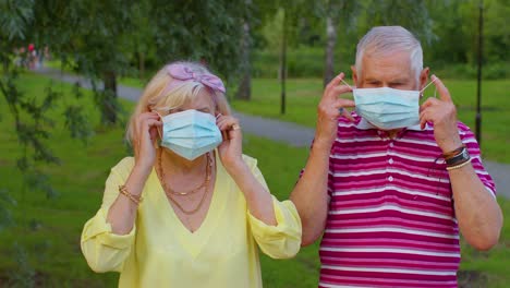 Abuela-Y-Abuelo-De-La-Familia-Mayor-Usando-Máscara-Protectora-Médica-En-El-Parque-Durante-El-Coronavirus