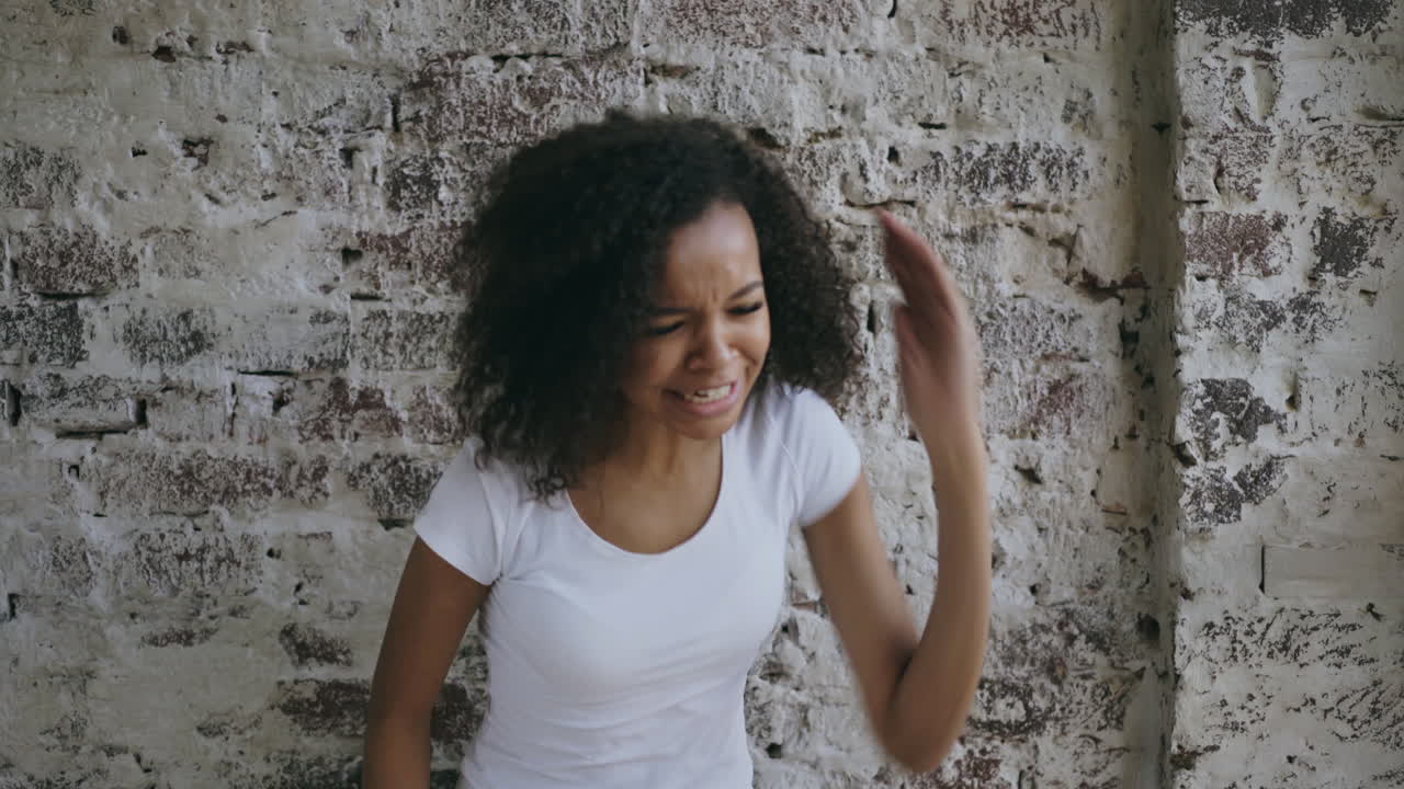 mujer con expresión enojada