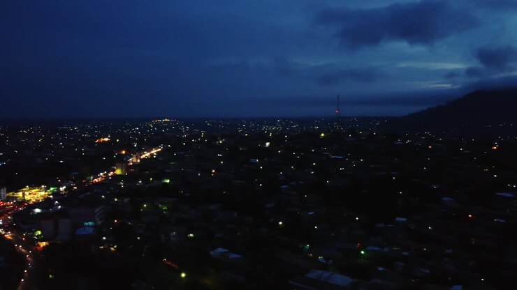 Vista aerea panoramica su un quartiere illuminato di Etoug-ebe nella città di Yaounde, al tramonto in Camerun.