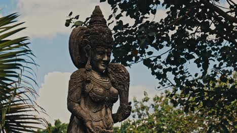 Statue-Einer-Gottesfrau-Aus-Weißem-Sandstein-Im-Balinesischen-Tempel