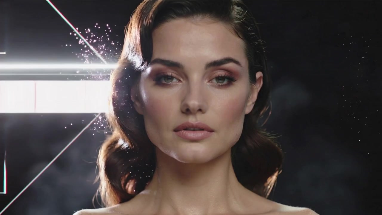 Modella che reagisce a una striscia di luce bianca, mantenendo lo sguardo in studio e mostrando le spalle scoperte per un effetto HUD.