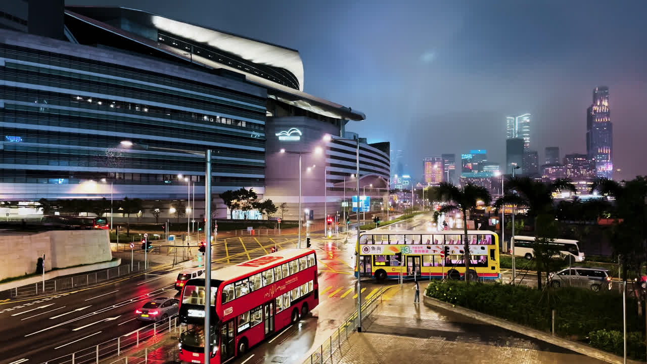 두 층 버스 가 홍콩 컨벤션 센터 에서 빛 의 심포니 기간 에 운행 한다