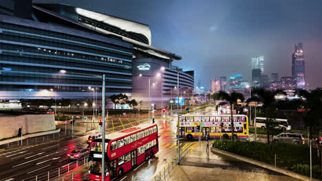 Autobuses-De-Dos-Pisos-Pasan-Por-El-Centro-De-Convenciones-De-Hong-Kong-Durante-La-Sinfonía-De-Luces