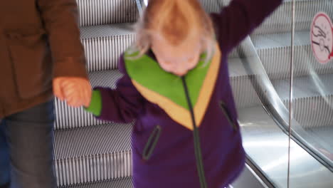 hermano y hermana en la escalera mecánica